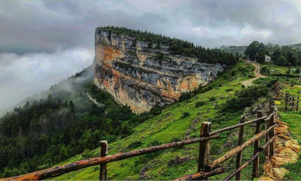 Şahinkaya Tepesi Görünüşü ile Turistlerin Ziyaret Noktası