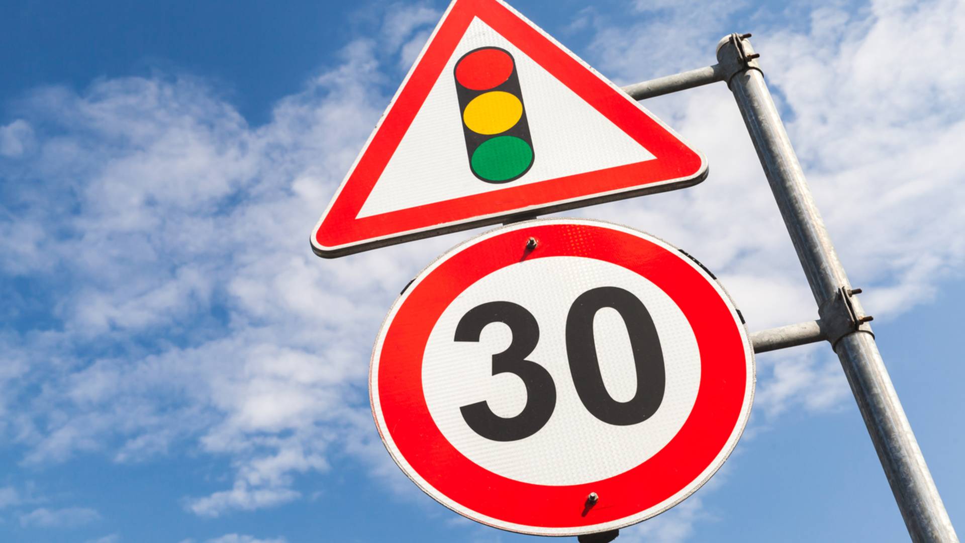 5 Types of Traffic Signs that Those Who Travel a Lot Should Know